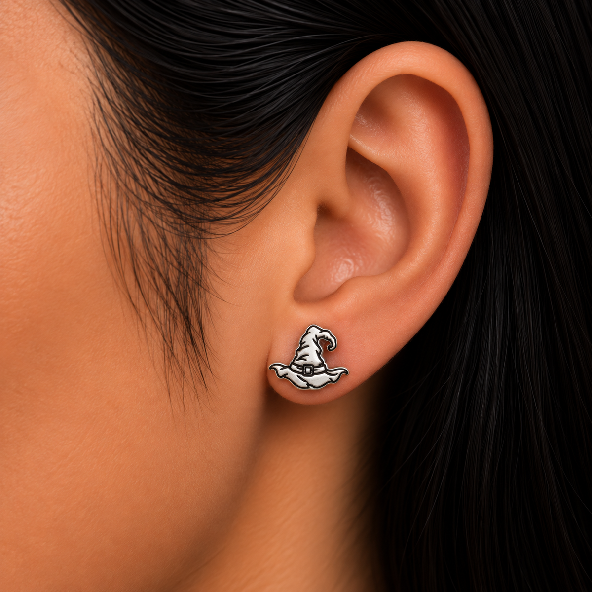 Model wearing 925 sterling silver witch hat stud earring.